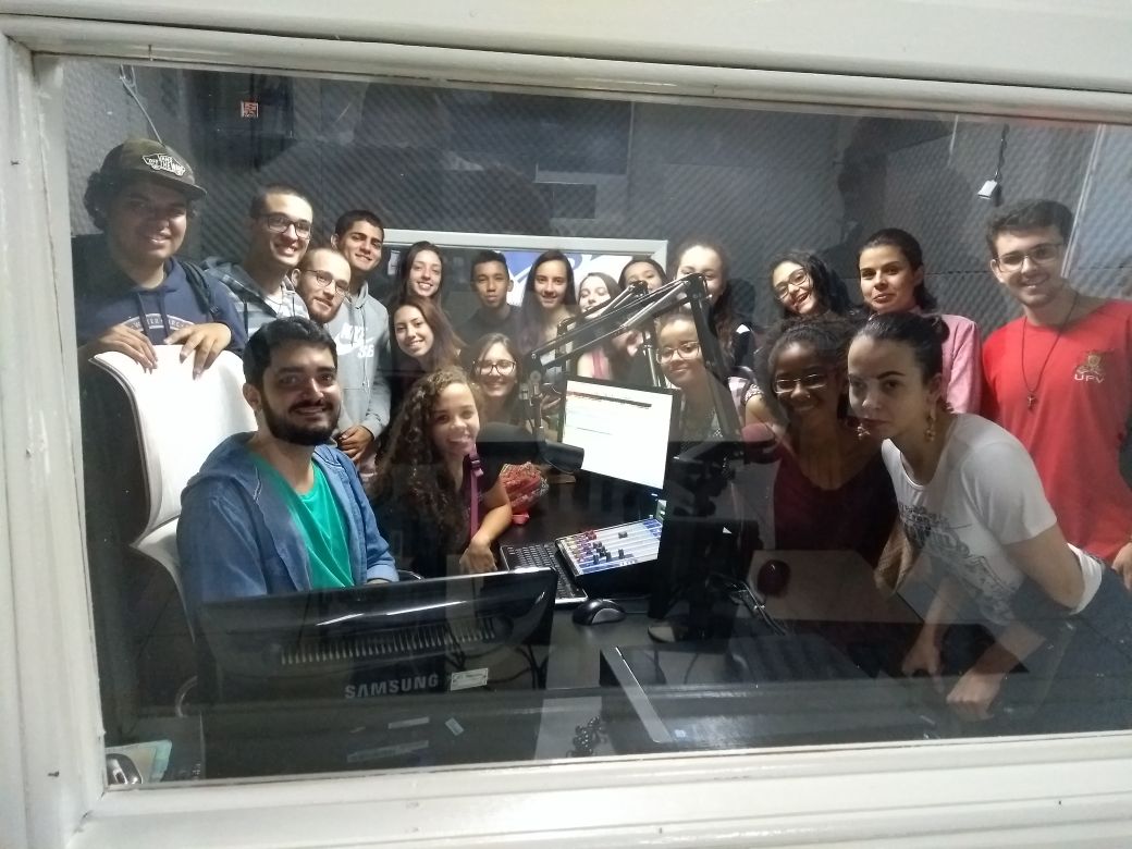Estudantes no estúdio da 100,7 FM
